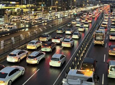 İstanbul’da trafik kilit! Haftanın son günü yüzde 90’a yaklaştı
